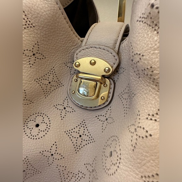 Louis Vuitton Monogram Mahina Hobo beige - Picture 3 of 16